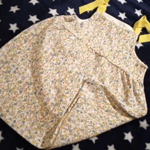 Klänning  - Söt klänning från Zara i stl 98 Söta band upptill