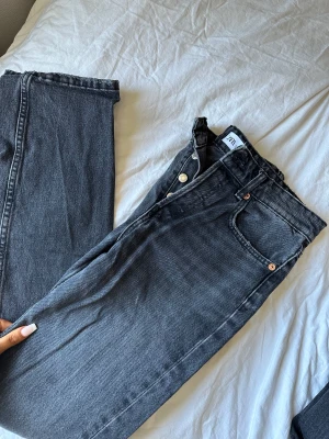 Svarta zara mid Rise jeans - Säljer dessa supersnygga svarta mid Waist jeansen från Zara i storlek 36. De är aldrig använda och precis som nya! Sitter superfint i längden på mig som är 173. Hör av er vid fler frågor💞