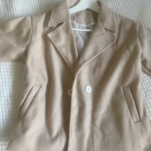 Kort kappa - Säljer denna korta kappa vet inte vart den ursprungligen kommer från men är jätte söt och fin