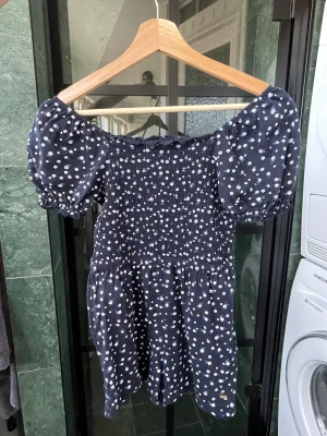 Fin byxdress - Jag säljer nu denna fina byxdress som är använd bara ett par gånger. Den är perfekt för skolavslutning eller andra finare tillfällen. Den har bedårande små blommor på dig och är i en perfekt marinblå nyans.  Den är från Kappahl och är i storlek xs. 