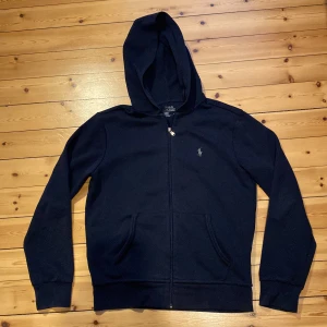 Polo Ralph Lauren zip hoodie  - Väldigt bra skick. Storlek M men funkar till S och L.