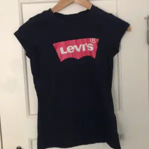 Levis tshirt meddela för mer info 