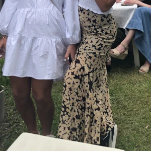 Blommig långkjol - Säljer denna sååå fina blommiga kjol från & other stories, storlek 34💖