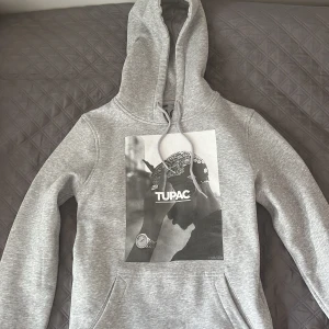 Tupac tröja - Säljer jättefin tupac tröja. Knappt använd och inga defekter. 