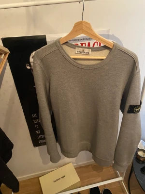 Stone island - Hej de är dax att sälja tröjan. Den kommer inte till användning och hänger mest bara på rummet / faller mig inte i smaken längre. Sparsamt använd skick 8-9/10. Köpt på selvage c.a 1.5 år sen. Skriv vid intresse!.