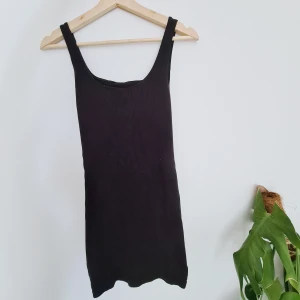 Ribbad basklänning - Svart ribbad trikåklänning/längre linne i storlek S. Ca 81 cm från axel och ner. Enbart provad. Bra basplagg!