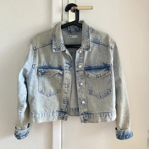 JEANSJACKA GINATRICOT - Säljer denna fina jeansjacka från ginatricot! Storlek S 😍