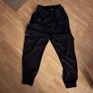 Byxor - Det är ett par silkes aktiga byxor typ men fickor och dem är nästan helt oadvända 