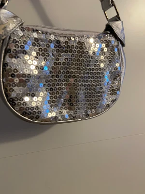 Väska - Två stycken mindre väskor med glitter utan skador Väska 1: 40kr Väska 2: 20kr