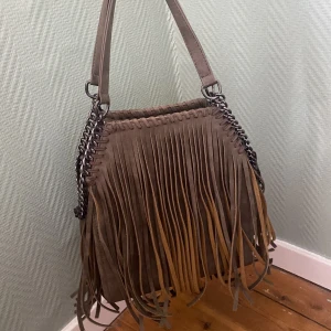 Stella mccartney väska - Säljer denna coola väska, är ej 100 på  om den är äkta och har en reva i ett av innerfacken, därav priset 💗 