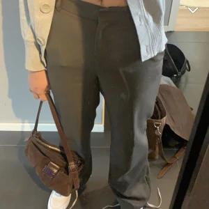 Zara kostymbyxor  - Säljer dessa khaki/mörkgröna zara kostymbyxor då de dessvärre är för små på mig. Är 168,5 som referens 