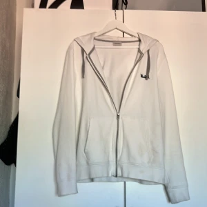 Woolrich zip - Säljer nu min asfeta woolrich zip🤩 Storlek: M/L Skick 5-10 då den har lite fläckar på underdelen av tröjan. Nypris: 2800:- mitt pris: 450:- Pris kan diskuteras🤝