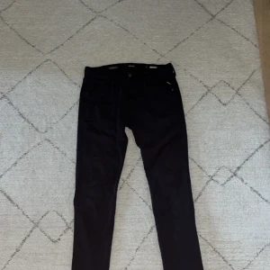 Replay jeans - Säljer nu mina feta replay jeans då dem inte kommer till användning längre. Nypris: 1800:- mitt pris 500:- Skick: 8-10🤩 Skriv gärna vid funderingar eller frågon om plagget🤝