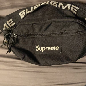 äkta supreme väska  - köpt på plugmeplease för ca 2 år sedan, kvitto finns. ganska sliten men om man gör rent den ser den nog hyfsat fräsch ut.