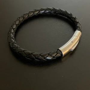 Läderarmband  - Säljer mitt oanvända läderarmband pga för stor för mig som har liten handled. Därför är den i nyskick. Nypris 350kr från Trendhim och säljer den för 150kr