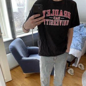 Champion t shirt - Säljer min Champion T-shirt. Använd men som ny. Storlek xl är perfekt för att använda som oversized. Ny pris 400 kr 