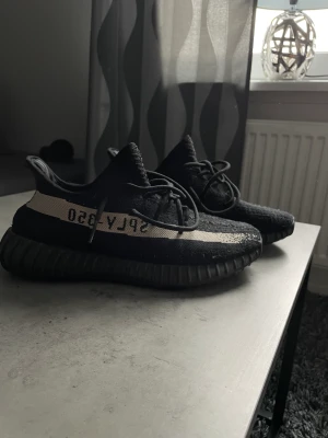 Yeezy 350 oreo  - Yeezy 350 oreo strl 43 i använt skick, ingen box eller kvitto medföljer därav det billiga priset (kopior)
