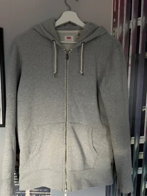 Levis zip hoddie  - Grå Levis zip hoddie i fint skick 