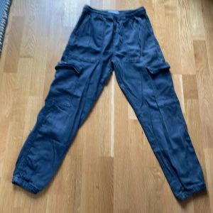 Byxor - Byxor från zara med fickor på sidan. 