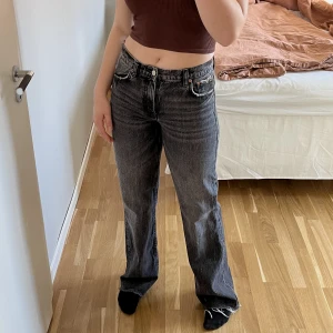 Svarta jeans Zara - Säljer dessa svarta jeans från Zara då de är lite för långa för mig. Avklippta ben (inte gjort själv) och mid waist. Storlek 36, säljs för 75 kr och köpare står för frakt. Skriv gärna vid intresse eller frågor🥰