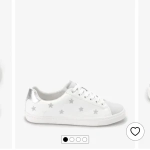 Stjärn skor - Lite för stora för mig därför jag säljer de. De är helt nya och är slutsålda överallt.