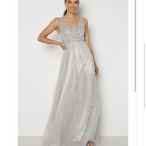 Silvrig balklänning! - Säljer min silvriga balklänning med stenar och paljetter! Endast använd en gång och i toppenskick förutom att den är pyttelite sliten längst ner då den var för lång, skriv för mer bilder. Storlek 34 och från bubbelroom!💓