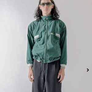 Rare Vintage Lotto Tennisjacka - Svinsnygg Vintage Lotto jacka från 90-talet. Säljer endast eftersom den inte passar mig så bra. Utmärkt skick, nästintill mint skick. Storlek Medium, men passar också bra om man är Small. Perfekt för våren/sommaren. Meddela för fler bilder!