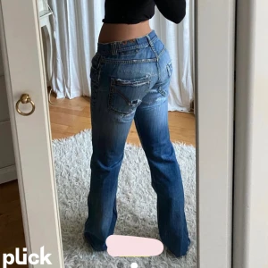 Lågmidjade jeans  - Lågmidjade jeans från dondup. Lånade bilder och köpta på plick. Säljer då dem är förstora för mig, kontakta för mått 