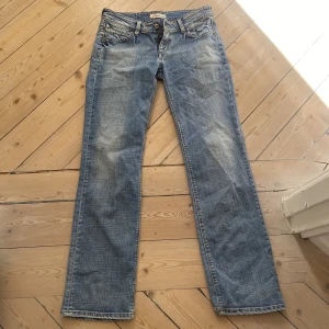 Lågmidjade Levi’s jeans - Såå nice lågmidjade Levis 570 i världens snyggaste tvätt. Perfekt rak modell. Jättefint skick! Storleken är ungefär som en M, bra längd för mig som är 170 cm. Skriv eventuella frågor!❤️