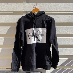 Calvin klein - Utmärkt skick använd nån enstaka gång. Storlek M/L