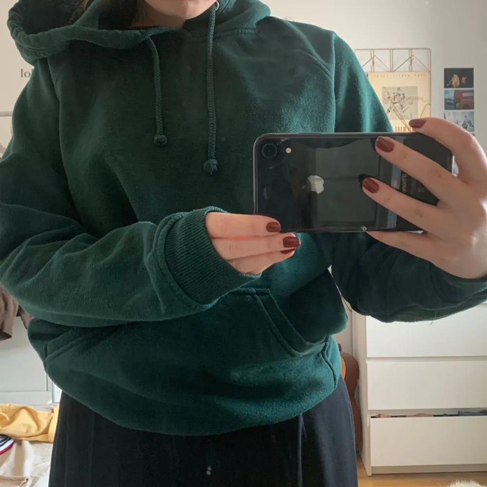 (Lånade bilder!!) Säljer min gröna Hoodie från Bikbok KNAPPT använd. Har en exakt likadan i beige som jag också säljer. Nypris 399kr mitt pris 200kr. Inga nopprar eller defekter. Skriv för egna bilder 💛 ANVÄND INTE KÖP NU!!. Hoodies.