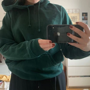 Hoodie - (Lånade bilder!!) Säljer min gröna Hoodie från Bikbok KNAPPT använd. Har en exakt likadan i beige som jag också säljer. Nypris 399kr mitt pris 200kr. Inga nopprar eller defekter. Skriv för egna bilder 💛 ANVÄND INTE KÖP NU!!