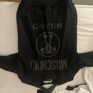 MOCSHINO - Sweatshirt typ aldrig andvänd köpt på väla Urban modern, inga skador/fläckar. Ordinarie pris 2500 
