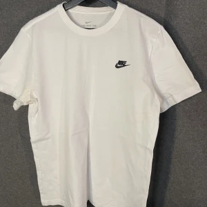 Nike T-shirt - supersnygg!! - Säljer denna nike t-shirten! Den är i bra skick!! Storlek M, passar L!!