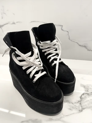 Platformskor  - Helt nya från Forever21. Storlek 38.   Hämtas i Lund eller skickas om köparen står för frakten 😊