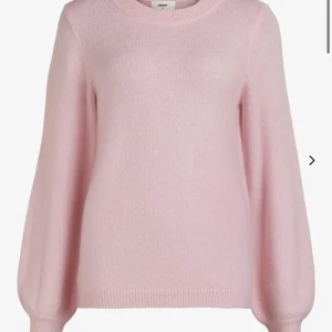 Rosa stickad tröja  - Jätte fin rosa stickad tröja från object, nyskick då den bara är använd ca två gånger. Tröjan är i storlek xs och är helt slutsåld på hemsidan. Kom privat för fler bilder😀💕 Nypris 400 mitt pris 200✨