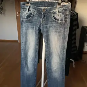 Säljer ett par super snygga straight lee jeans som är vintage och i väldigt bra skick! 💗