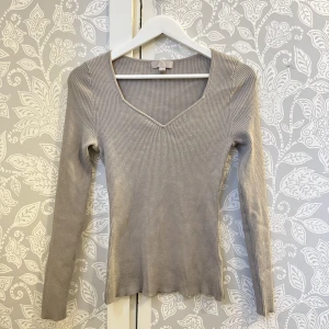 Tröja - Beigegrå tröja från h&m som knappt är använd, originalpris 249kr (lite nopprig vid armarna)