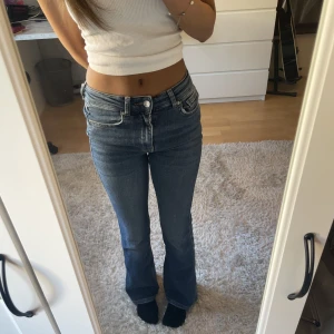 Jeans  - Säljer dessa snygga mörkblå midwaist jeans💗