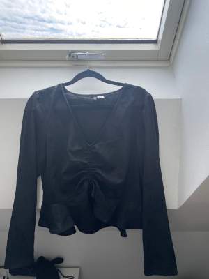 Svart blus från H&M i storlek 36. Gratis frakt via tise