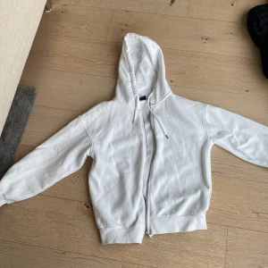 Vi huddie - Gina tricot huddie använd ett fåtal gånger och köpt den för 399