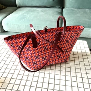 Marlene Birger handväska röd/lila (nypris ca 1500) - Jättefin handväska i rött/lila från By Marlene Birger! Som ny✨nypris ca 1500:-