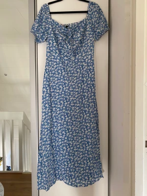 KLÄNNING  - Aldrig andvönd pga fel storlek. Jättefin och skönt matrial! 