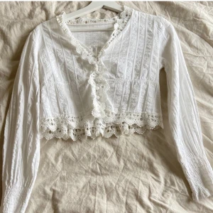 Vit tröja  - Säljer den tröjan för att den inte kommer till användning. Frakten ingår i priset och jag postar inte spårbart ❤️