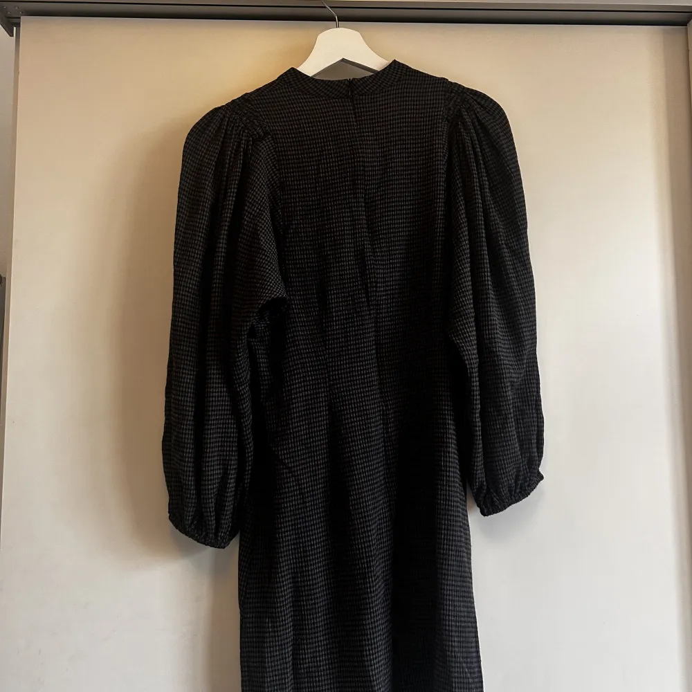 Jättefin klänning från samsoe 💛 storlek 38, använd fåtal gånger och fint skick!. Klänningar.
