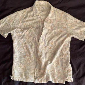 Zara skjorta - Riktigt nice skjorta inför sommarn, är för liten för mig