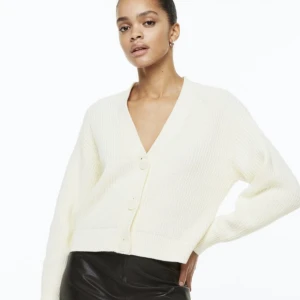 Vit kofta - Säljer en superfin vit kofta från hm då den inte kommer till någon användning längre. Superskön och passar perfekt till sommaren. Storlek xs men den är ganska oversized så passar någon från xs-m