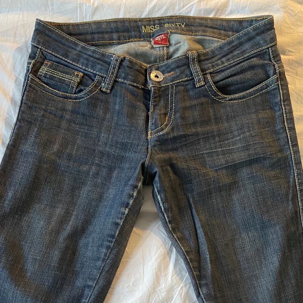 Marinblå Lowrise miss sixty jeans | Plick Second Hand