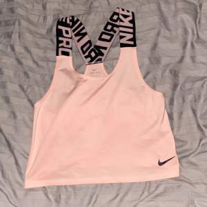 Ett linne ifrån Nike i storlek xs. Aldrig använd (nypris runt 200)💓