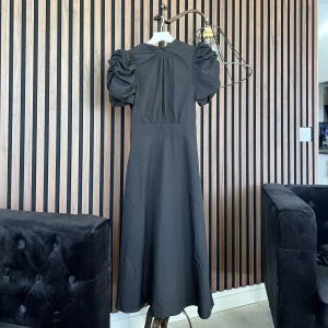 Klänning - Superfin klänning med puffärmar och öppen rygg! Den är tight i midjan. Superfin passform! Men har inte kommit till användning 